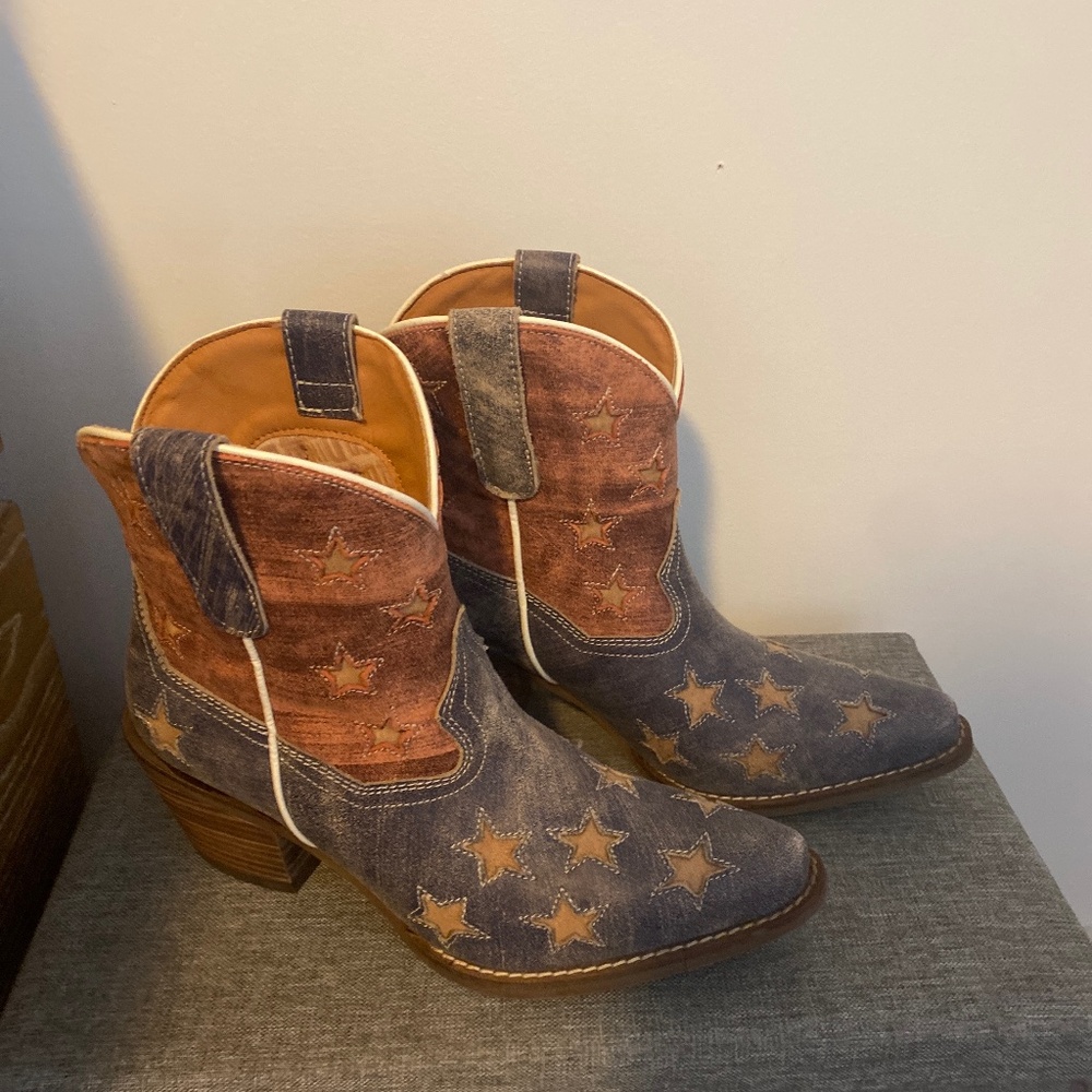 Dingo American Flag Distressed Western Bootie. 8.5